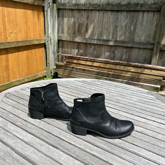 UGG Women’s Penelope Black‎ Ankle Boots Size 11 - Picture 1 of 9